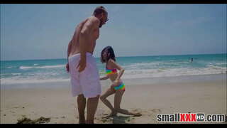 Juna Kaj Petite Eta Knabino Jasmine Griza Ricevas Malgrandan Pussy Tirita Per Grandegaj Koko Ulo De La Strando