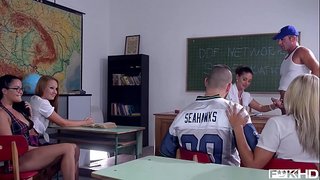 کشور ڈالی Diore &amp;amp; کیتی جنت کا اشتراک ٹیوٹر کی ڈک کے ساتھ دو سینگ دوستوں کے کلاس روم میں