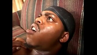 Хеле зебо аст рыжеволосая шоколадная красотка Келли Рейн закашлялась капустной об, попавшей вай дар даҳони пас аз зажала он волосатую пизду