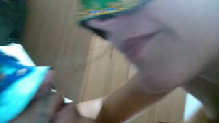 Vydatá žena pľuvať do úst mužský a robiť ho prehltnúť