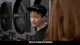 Twat daingean (VannaBardot) Faigheann A Clit Ligh Ag an MILF (SereneSiren)