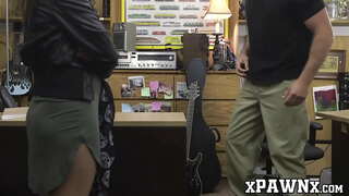 Заводљива бабе поставља своју гитару и маца