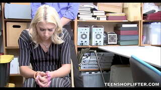 TeenShoplifter.com - Teen Ladendieb Mat Klengen Titten Muecht Sprooch Liesen Deal Mat Verloscht-Prävention-Offizéier