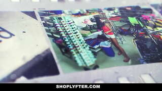 ���ොවුන් සුදු හම වේ රාත්රී වැඩමුර සේවක ගබඩා.මෙම නිලධාරියා අත්අඩංගුවට ගෙන ඇගේ සොරකම් සඳහා උදෑසන මාරුව වාර්තා හා ඇය පිළිගනී එය බව ඇය ඒක කරන්න 1 හෝ 2 වතාවක්.නිලධාරියා ඉවත් වෙයි, ඔහුගේ ඩික් හා ඉඩ දෙනවා ඇගේ උගුර එය.ආපසු ඔහු licks සහ පිස්සු හැදිලද ඇය මෝඩයෙක්.