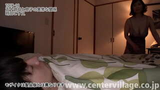 Kozue, 51, wat haar man verloor siekte 10 jaar gelede en het die lewe met haar seun sedert dan.Die seun is 23 jaar oud, wat net'n werk hierdie lente, hoeveel keer dit is soos dag deur dag na my man toe ek jonk was ....