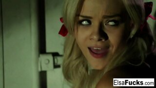 Flava parvulus habet, banged