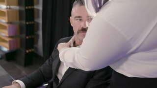 XXL فاتنة الحصول على Pussyfucked لها معلقة مدرب