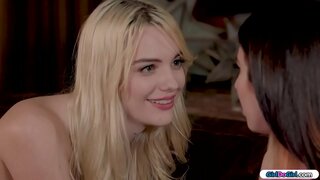 Бринета е во потрага за далечинскиот и бара од неа русокоса далечински ако таа не знае каде се.Сите голи таа се сврти со далечинскиот управувач во газот.својот дел да се олабави неа и таа заведува неа.Тие се бакнуваат и таа licks пичката пред facesitting неа