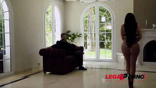 Curvy Italiano maid Kesha Ortega ag innse os ceann bang her big tits agus fliuch pink GP848