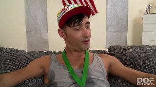 Câștigător norocos fute Anita B. în fund în timp ce lesbiene teen Jenny freacă clitorisul ei umed