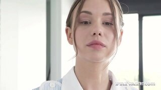 Nadržená Služka, Taylor Sands hole její sexy zadek ve vzduchu přivítat 2 tvrdé ptáky v její dokonalé píču a bolavé debil po saje jejich tvrdé ptáky! Platby? 2 hot péče o obličej! Plný Film v Private.com!