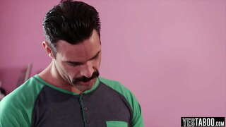 Día de verano es follada por su padrastro