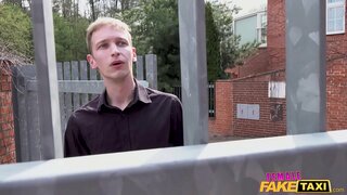 Fi Fo Taksi brunette kenbe jwe ak pussy li pa nèg pwochen pòt