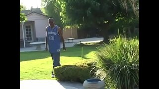 Ebony MILF nher योनी drilled बोसो द्वारा काला भालु पूल द्वारा