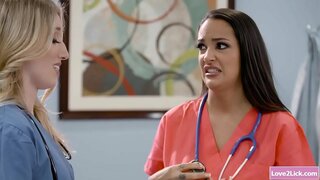 Prísne blondína lekár jesť jej busty lesbické sestier mačička