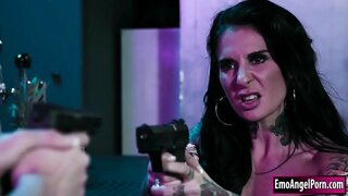 Blonde fbi-agent, der håndterer de onde tiki bar ejer.Den fyr, hun brugt som dække for at komme ind i baren er gal, hun brugte ham.Hun kan tage sig af det ved at lade ham kneppe hende.Hun sutter ham før ridning cock