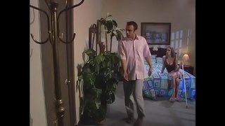 الرجل الملاعين طويل الساقين شقراء في كلب تشكل بينما أصدقائه تبدو في الغرفة المجاورة