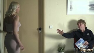 Vecis iekļūst karstu pīrāgu un plānus, ar savu mīksto sprauslas