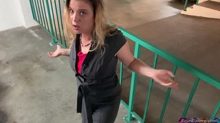 Stepmom s&#039;enfada seu fillastre corre dins del seu cony