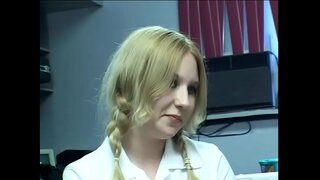 Cu codițe blonde în uniformă face anal cu ea hung, stud negru