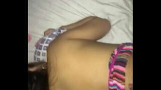 Karakara tōkena wahine e kore e taea e te tuku haere o tona buttplug