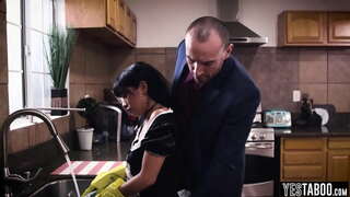 Latina peituda empregada garota fica áspero fodido por trás