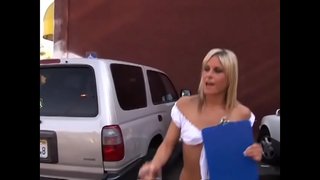 Ҷавон красотка мегирад сахти аъзои худро мокрую одам пизду