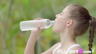 Sexy babe kaže lepo telo