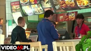 פֿרייַ געשלעכט קינאָ-אָרגאַנייזינג אַ גרין שול-מאַרזענאַ פּערפאָרמז [ פויליש סטשאָאָלגירלס ]