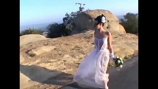 Bagja ngora ditinggalkeun pamajikan méré sababaraha sirah mangka dipaku ku dua kindhearted smoothers