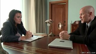 Elder šef Mark Davis sagne stolu seksi velike sise brineta radnik Ashli Ames i sa velikim kurcem funti joj pička sa leđa u konopac vezanje