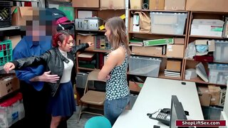 Яшүсмер ворует, ә аның азия мачеха демократияне коткара аны ел төрмә.Милфа белән маленькими сиськами сосет әгъзасы офицер, һәм ул трахает аның да күзләре яшьле аның падчерицы