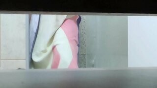 ���ອື້ອຍຕາມຮ່າເສັ້ນ sexy ແມ່ນບັນທຶກການກິນນ້ໍາໂດຍບໍ່ມີການຂອງນາງຮູ້