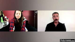 Busty paauglių apsinuogina ifo jos perv patarėjas.Ji atkreipia dėmesį, jos dideli papai ir griebia savo žaislų.Ji deepthroats ir fucks jos gauruotas pūlingas