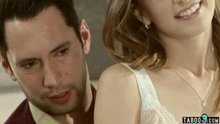 Payat babaing anak na panguman ginagamit sa pamamagitan ng kanyang mga masama tiyuhin