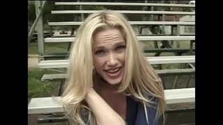 ���ৃঙ্গাকার, স্বর্ণকেশী, লম্বা চুল দিয়ে অশ্বারোহণে ভালবাসেন একটি হার্ড মোরগ লিভিং রুমে