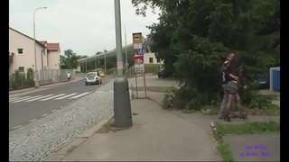 Tomar unha moza prostituta para foder baixo unha ponte en un parque público