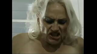 ���रिपक्व युगल कैथी जोन्स हो जाता है, रसोई घर में दो दोस्तों द्वारा