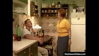 Хөгшин ээжийгээ-ийн Том Адал явдал #1 - Сюзан - ялгаа насны хооронд нас бие гүйцсэн улбар шар үстэй хүн ээж болон түүний залуу амраг нь байж чадахгүй илүү их!