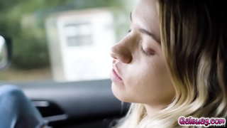 Khloe surrenders සිට Gias අනුරාගී ස්පර්ශ ලෙස ඇය හසු තාපය මොහොතේ