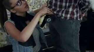 Навраси-хипстер sucks ва трахает узви