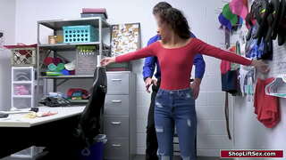 Латиноамериканку бо маленькими сиськами сайд ба воровстве ва корманди мегузаронад кофтукови даҳони пайдо ва трогает ангуштони худ вай киску ва хари.Ӯ медиҳад, вай ба кор ба ӯ хардкор ва трахает вай дар анал