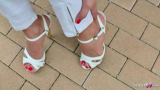 סקסית העשרה בעקבים גבוהים על החוף, הרים, Footjob 50 יורו הביא