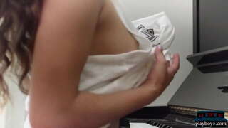 ���ুরাতন, পর্নোতারকা, Uma জোলি বন্ধ দেখায় তার আশ্চর্যজনক প্রাকৃতিক শরীরের