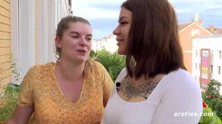 Naughty Amateur lesbianes fer-ho a tota la casa 